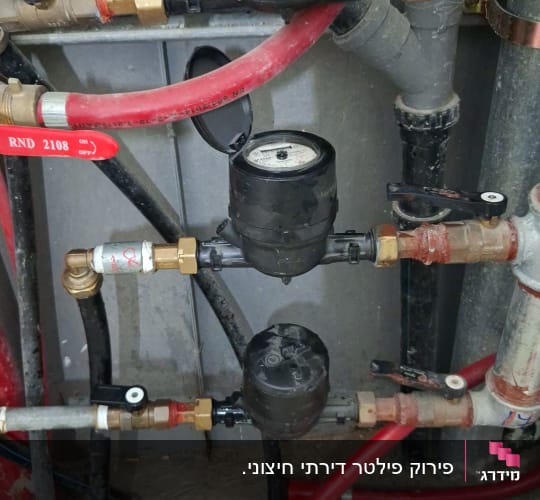 מרכזיית שעוני מים עם ברזים וחיבורי צנרת